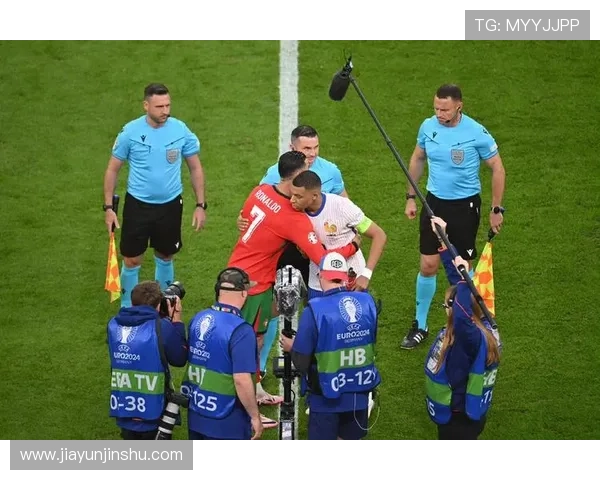 与足球明星握手的珍贵瞬间分享，感受足球魅力与偶像的亲密接触